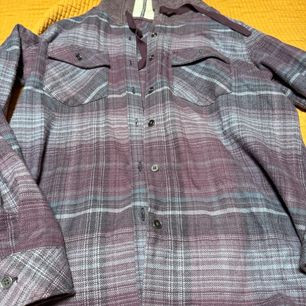Women’s Columbia hooded flannel - Picture 2 of 9